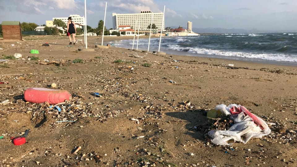 Plastikmüll verschmutzt Zyperns unberührte Strände
