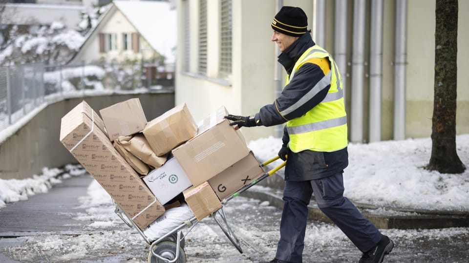 Post verteilt weniger Päckli als letztes Jahr in der Weihnachszeit