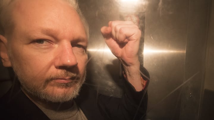 Wikileaks-Gründer Julian Assange bekennt sich teils schuldig und soll Grossbritannien bereits verlassen haben.