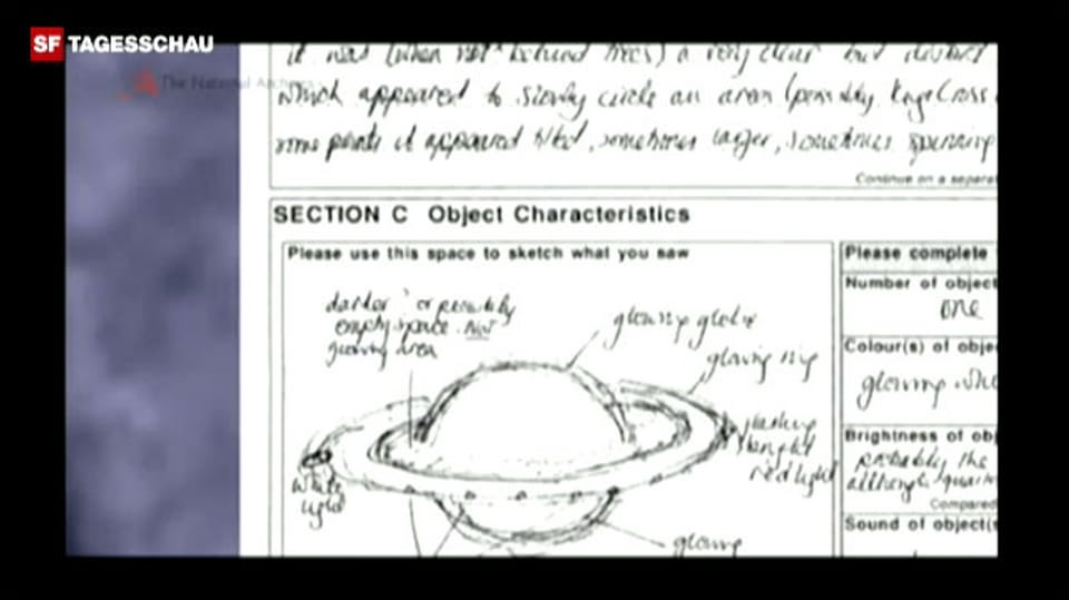 David Clarke, Verantwortlicher für UFO-Akten, führt durch UFO-Dokumente, die Anfang 2010 veröffentlicht wurden.