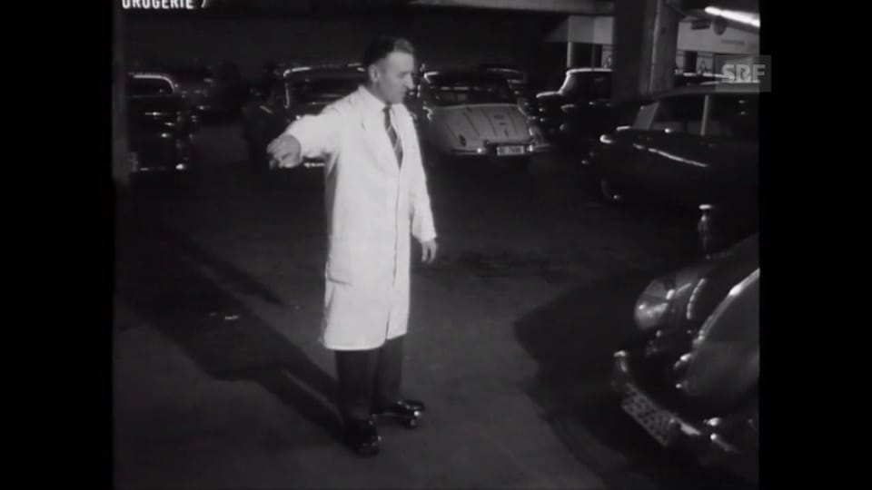Parkplatzanweiser auf Rollschuhen (1959)