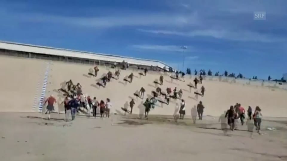 Mexiko/USA: Migranten rennen über die Grenze (unkomm.)