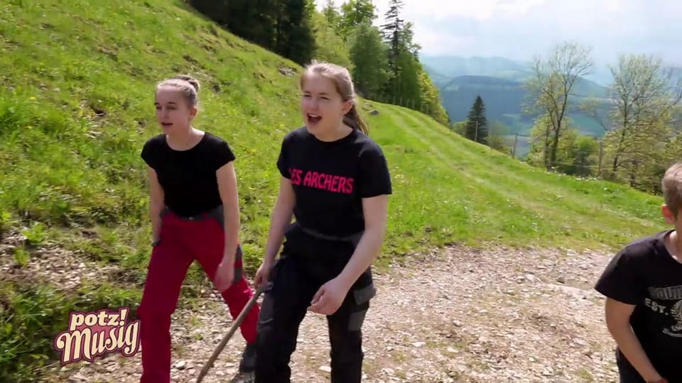 einspieler-familie-zmoos-beim-weidwechsel-potzmusig-play-srf