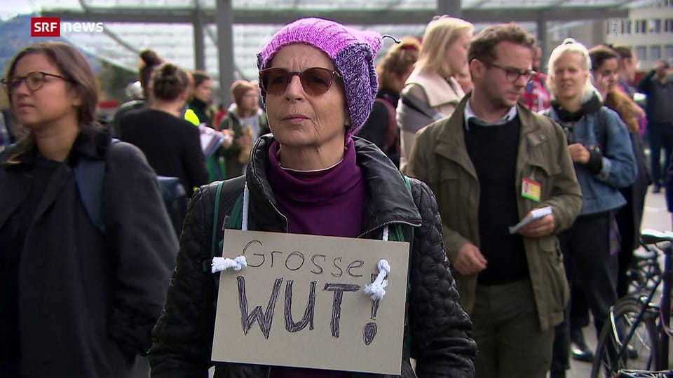 Archiv: Hunderte Frauen protestieren in Bern gegen AHV-Entscheid.