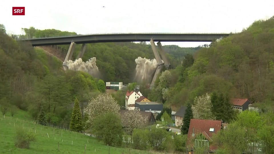 Sprengung bringt Autobahnbrücke bei Lüdenscheid zu Fall