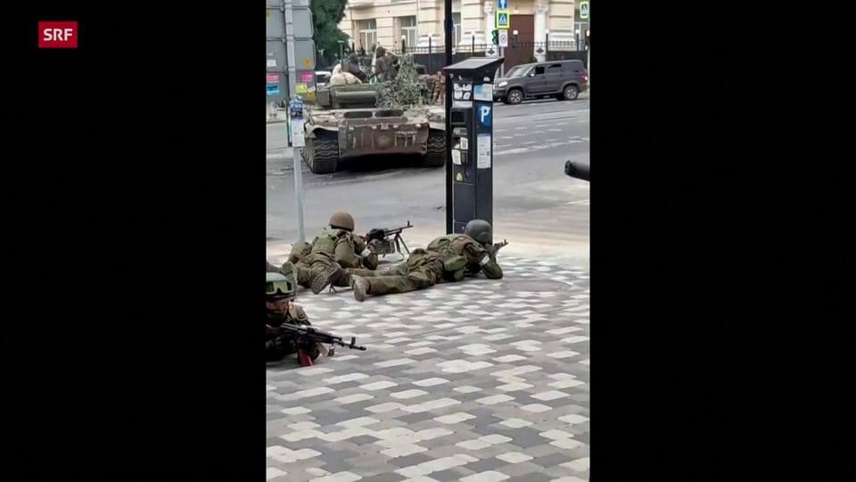 Gepanzerte Fahrzeuge und Soldaten in Stellung in Rostow am Don