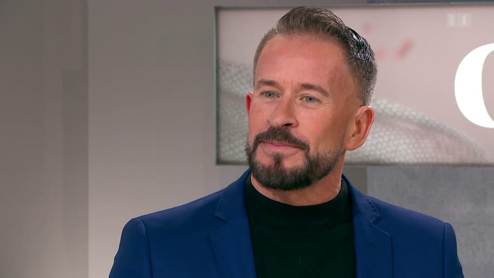 Sänger Leonard im StudioTalk Gesichter & Geschichten Play SRF