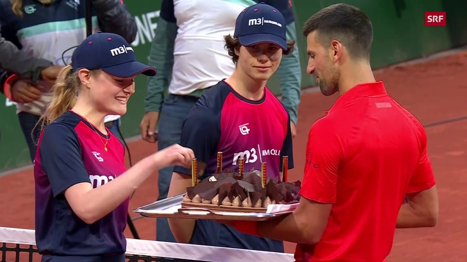 Djokovic teilt Geburtstagskuchen mit Ballkindern