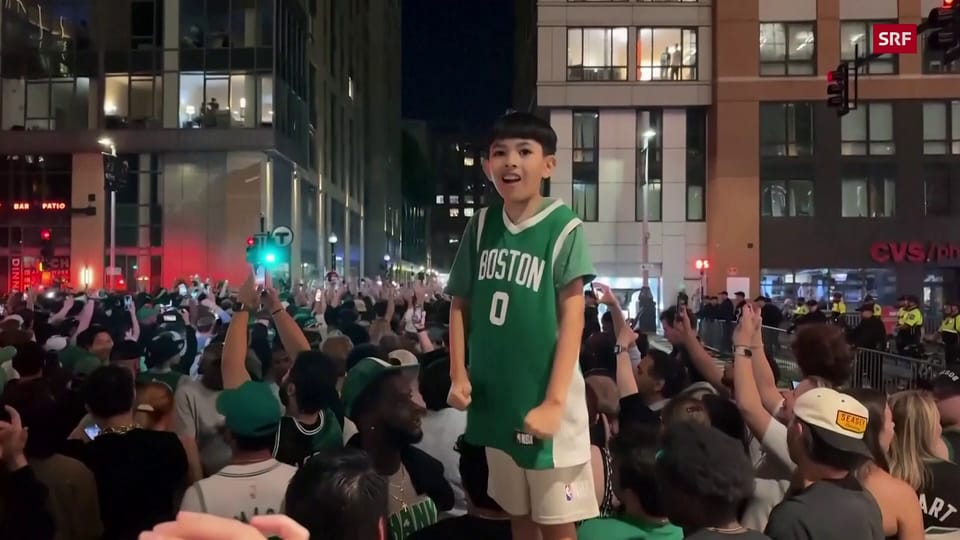 Fans der Boston Celtics feiern in der Stadt