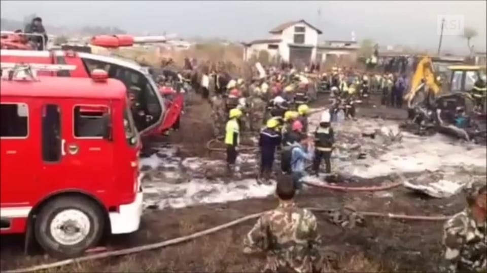 Aereo si schianta in fase di atterraggio in Nepal - I resti del ...