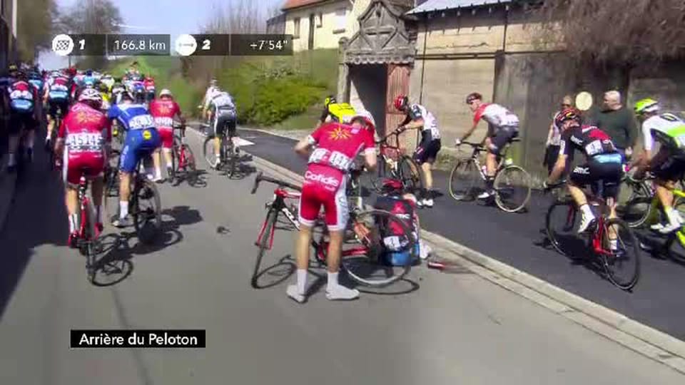 Parigi - Roubaix, Stefan Küng coinvolto in una caduta e costretto al ...