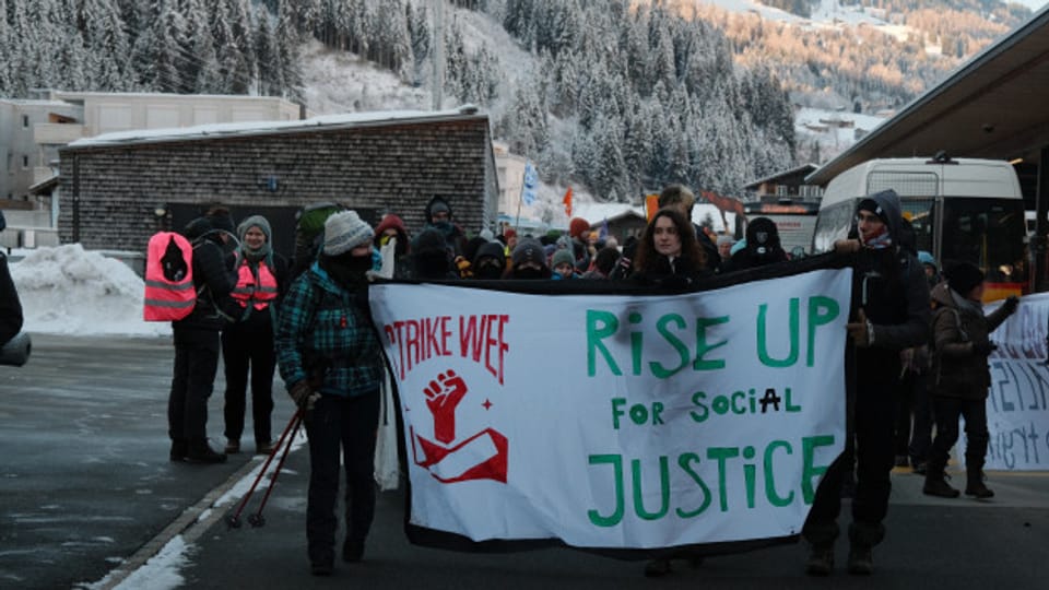 Anti-WEF Demonstration sorgt für Stau vor Davos
