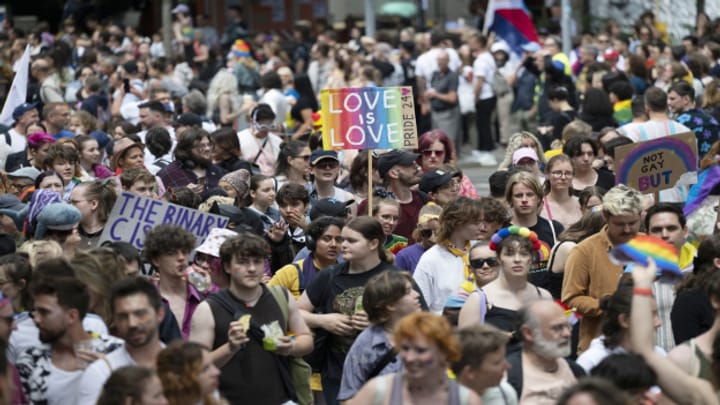 Archiv: Mehr als 10'000 Menschen ziehen an der Pride durch Zürich