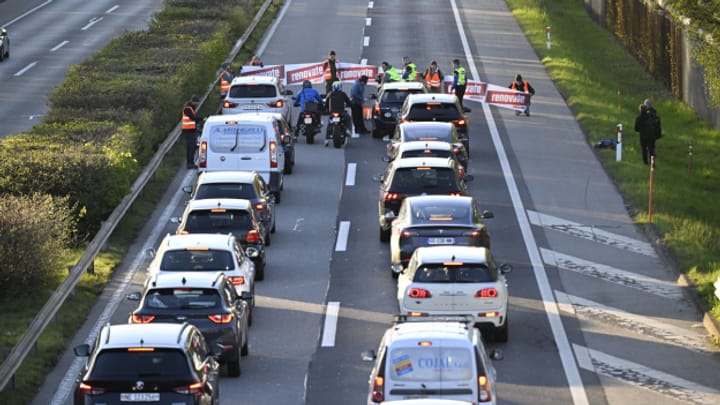 Archiv: Klimaaktivisten blockieren Strassen. Was darf Protest?
