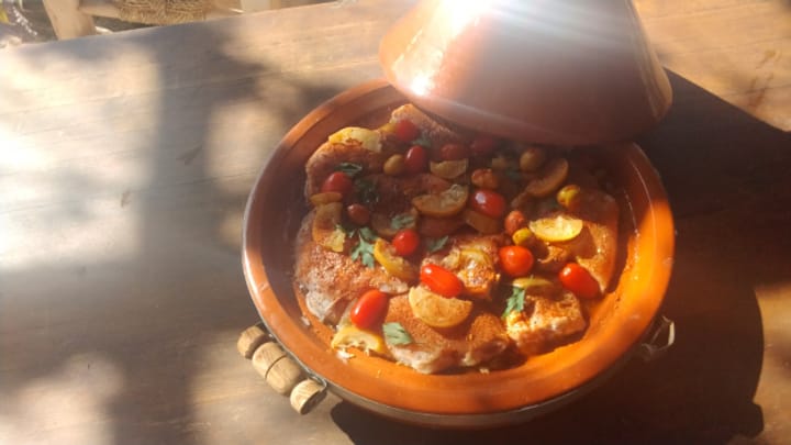 Die «Fünfte Schweiz» kocht – «Tajine au poulet» von Doris Nufer aus Marokko