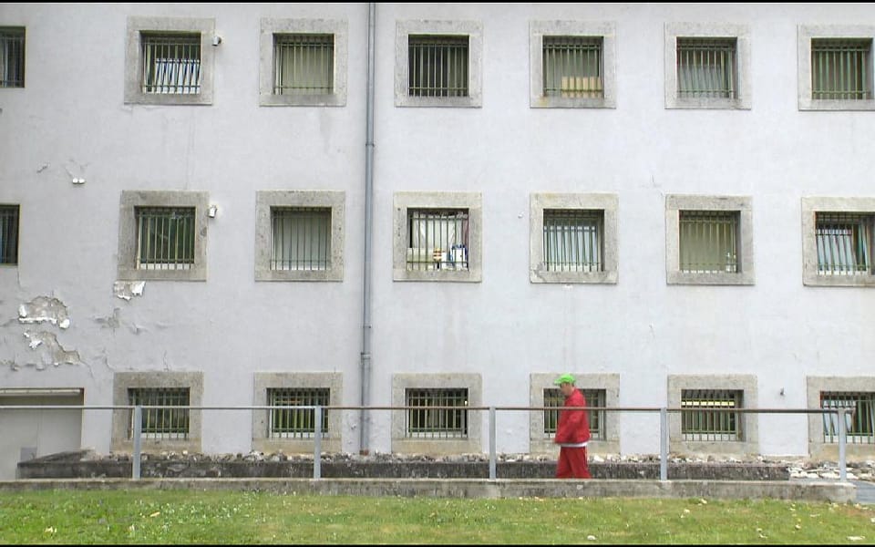 Détenus psy, condamnés à l'oubli - Temps présent - Play RTS