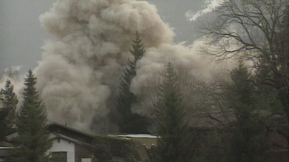 Le Téléjournal - Dynamitage du Grand Hôtel Alpina - Play RTS