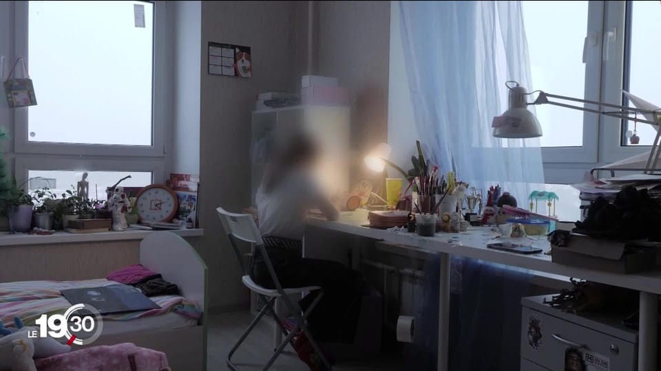 Une écolière moscovite de 10 ans témoigne de l’omniprésence de l’État russe, à l’école et sur les réseaux sociaux - 19h30 - Play RTS
