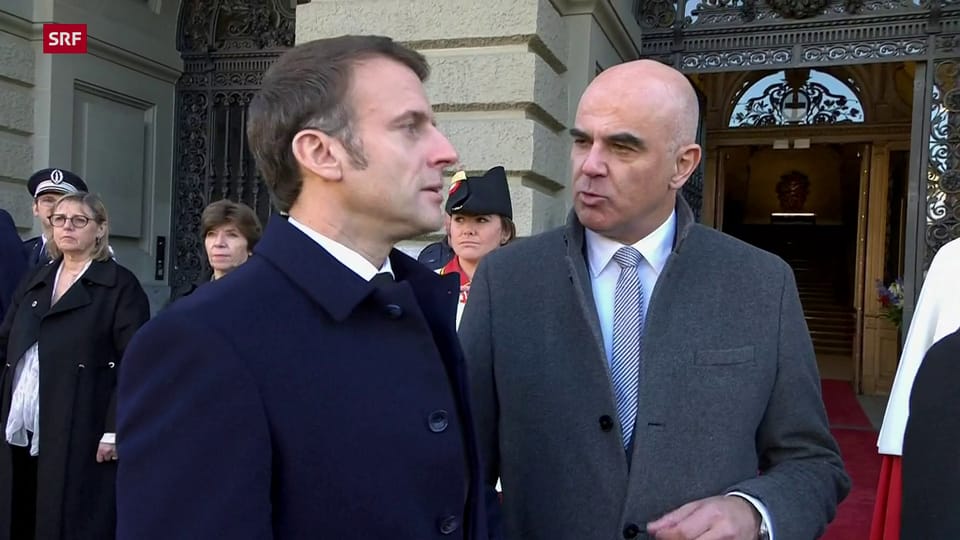 Emmanuel Macron wird vom Gesamtbundesrat begrüsst