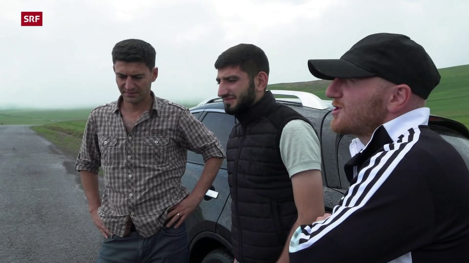Drei Fussballer treffen Franzen am Checkpoint zu Berg-Karabach