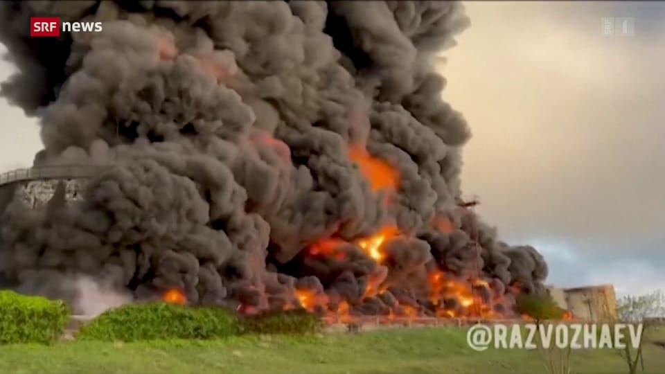Brennendes Tanklager in Sewastopol auf der Krim