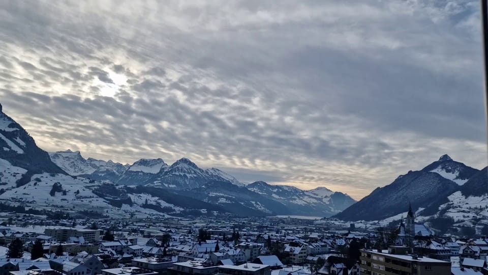 Mittelhohe Wolkenfelder über dem winterlichen Schwyz, 16. Januar, Irene Eichhorn