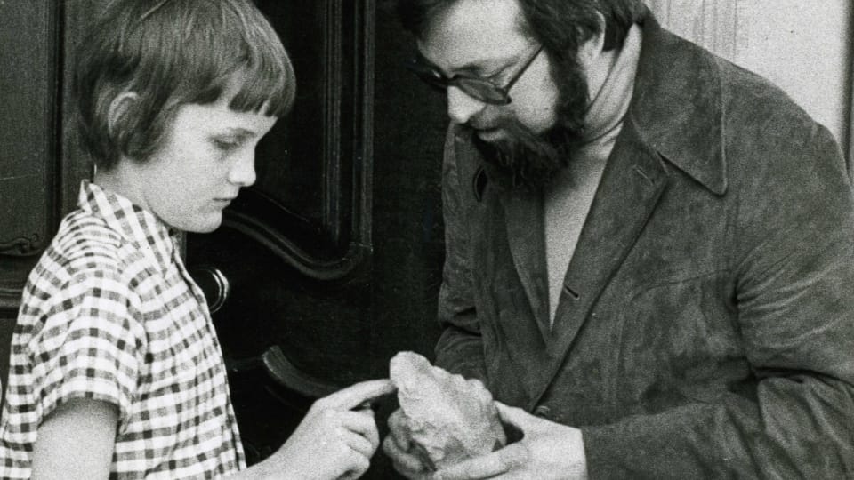 Schüler bespricht 1974 seinen Sensationsfund mit einem Fachmann