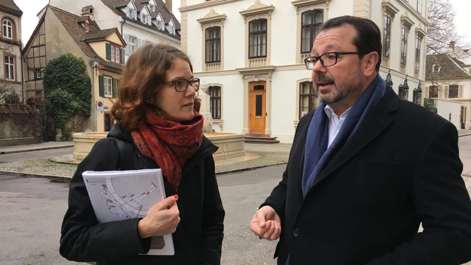 Lisa Mathys und Lukas Linder diskutieren die Vor- und Nachteile einer Umgestaltung der St. Alban-Vorstadt
