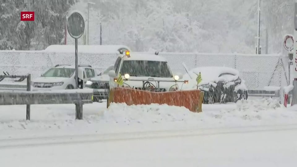 Ergiebiger Schneefall führt zu Verkehrsbehinderungen im Tessin
