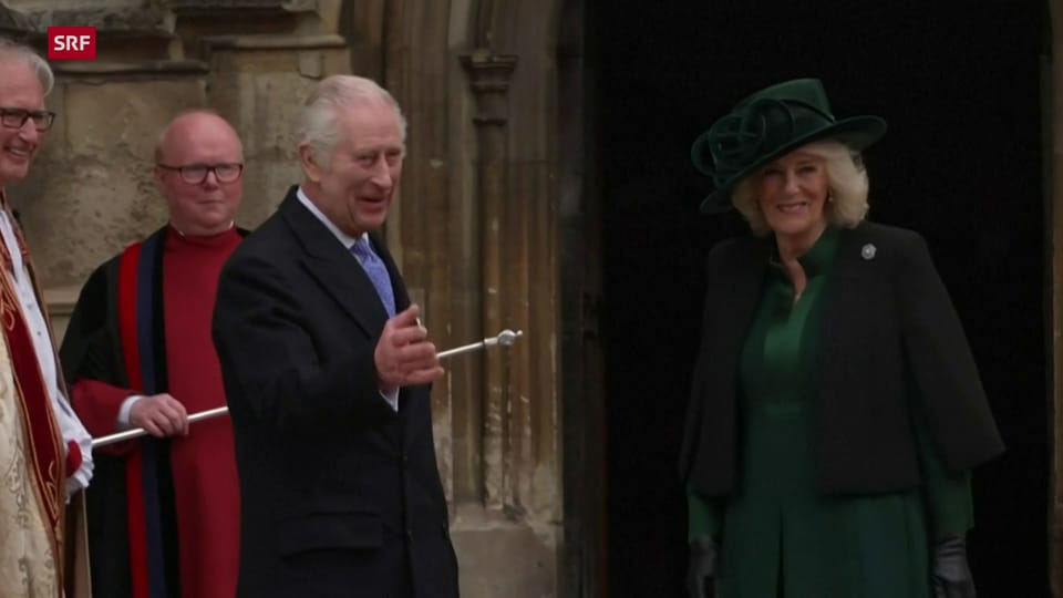 König Charles und Königin Camilla betreten die St George’s Chapel