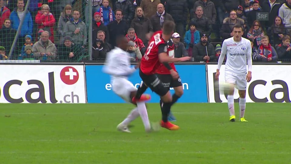Sandro Wiesers Foul an Gilles Yapi