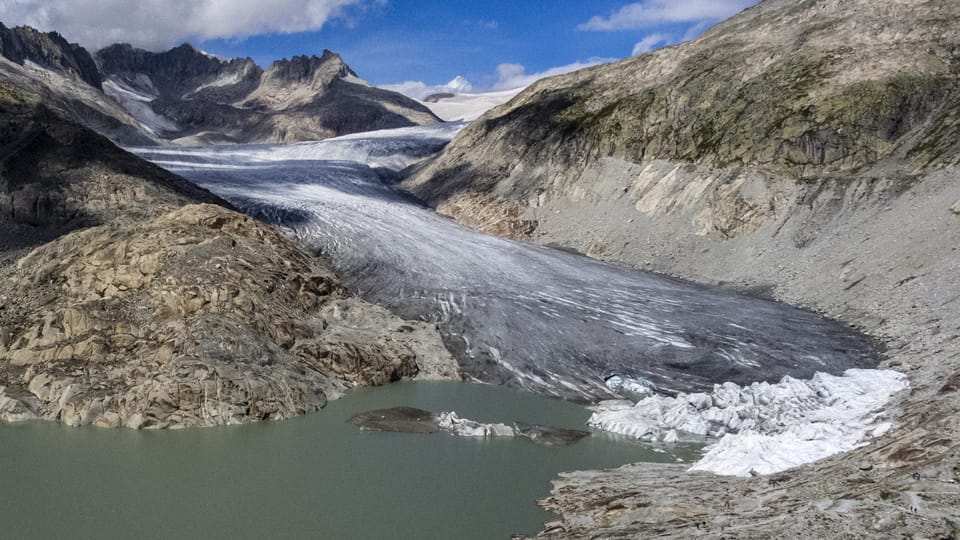 Die Gletscherabdeckung landet teilweise im Gletschersee