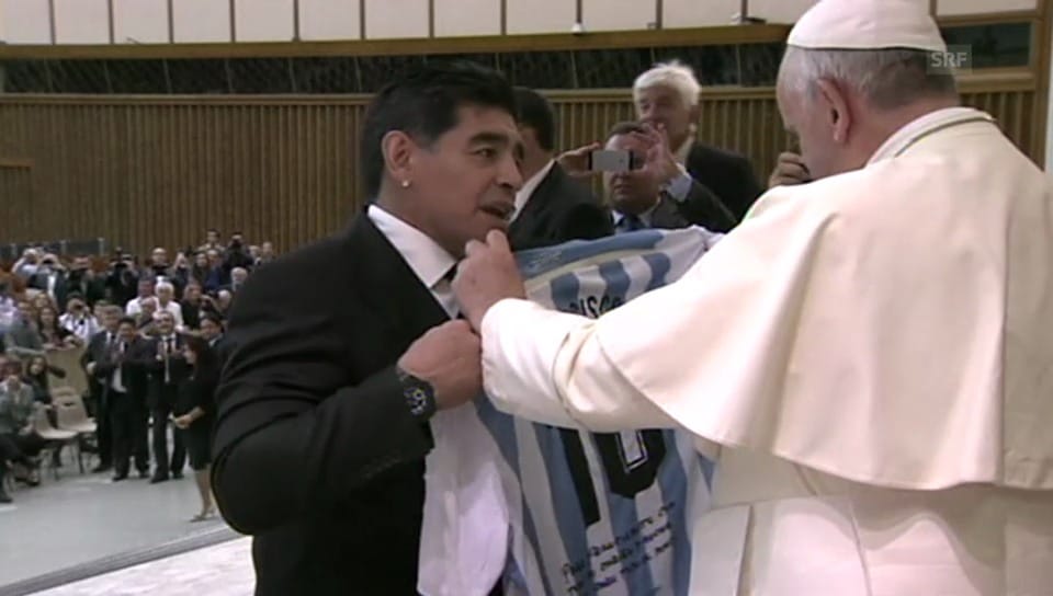Papst küsst Fussballer