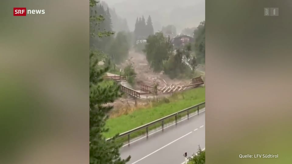 In Südtirol reisst ein Bach bei Hochwasser Brücken weg
