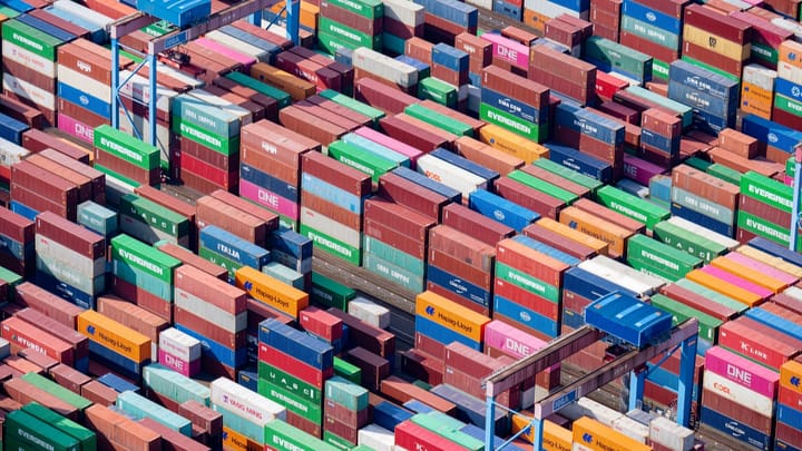 Exporte sinken im November deutlich – Handelsüberschuss bricht ein