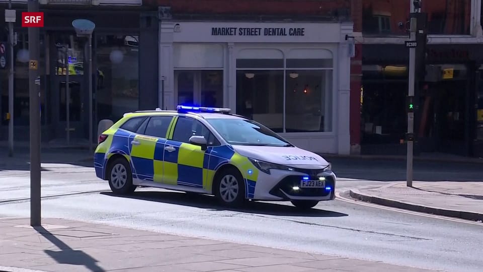 Polizei sichert die Strassen in Nottingham (unkomm. und ohne Ton)