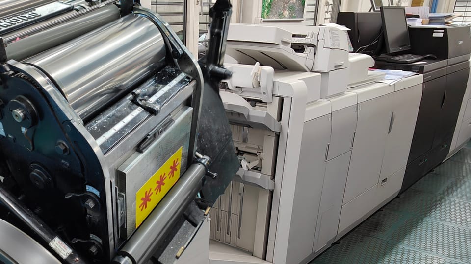 Friedliches Nebeneinander von «Tiegel» und Digitaldruck: Für bestimmte Drucke ist auch heute noch die Ur-Technologie unverzichtbar.