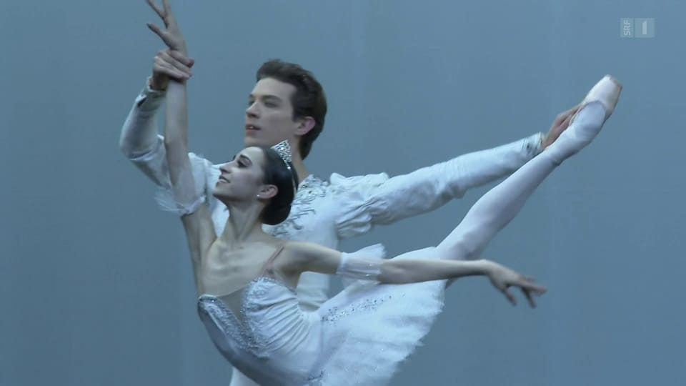 Russische und ukrainische Ballett-Tanzende auf einer Bühne