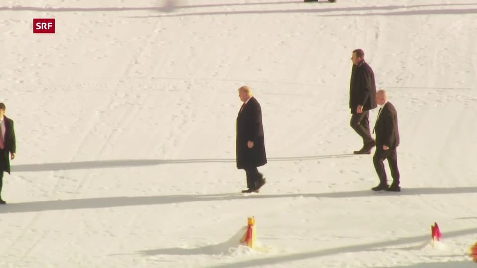 Präsident Trump landet in Davos