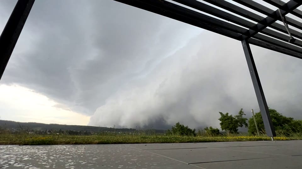 Shelf Cloud einer sogenannten Superzelle am Genfersee nördlich von Lausanne in Morrens/VD, Alicia Tribukait, Donnerstag, 17.20 Uhr