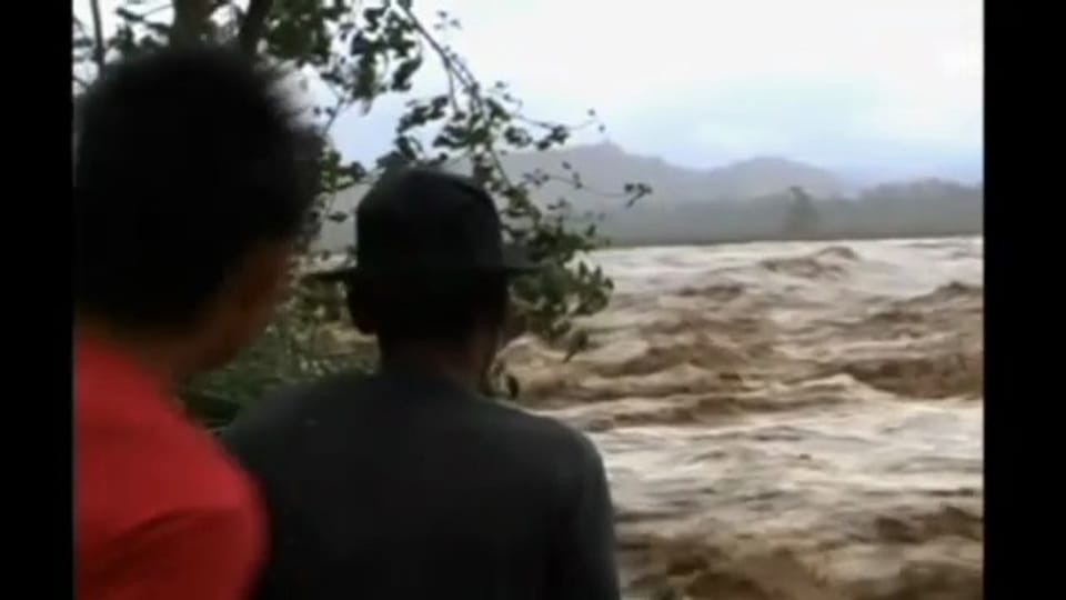 Reissende Fluten nach Taifun (ohne Ton)