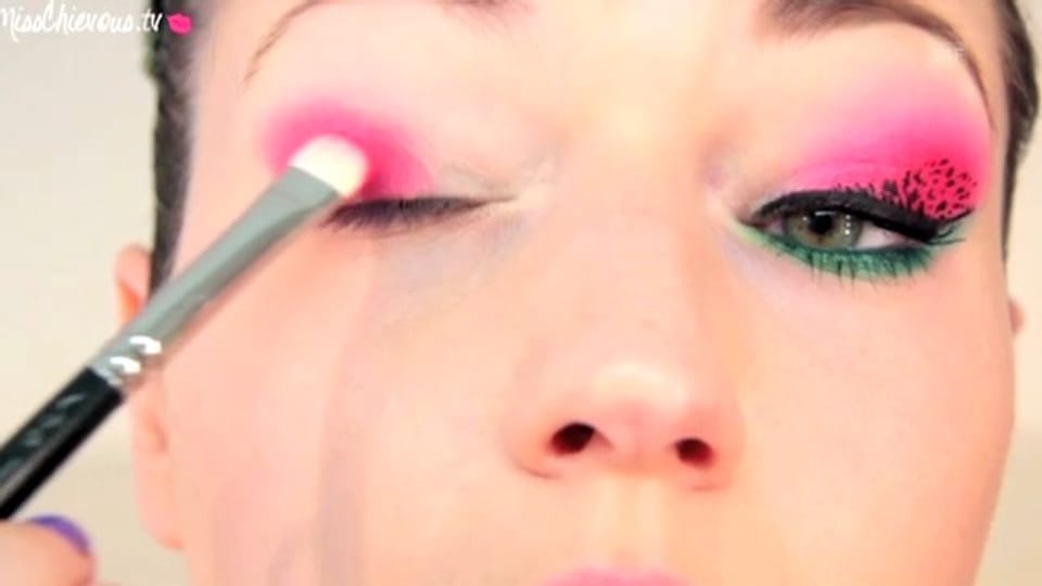 Julia Graf schminkt sich Wassermelonen-Augen (Ausschnitt)