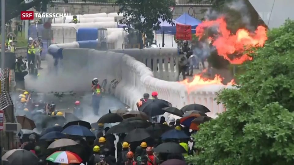 Tränengas, Wasserwerfer, Molotowcocktails in Hongkong