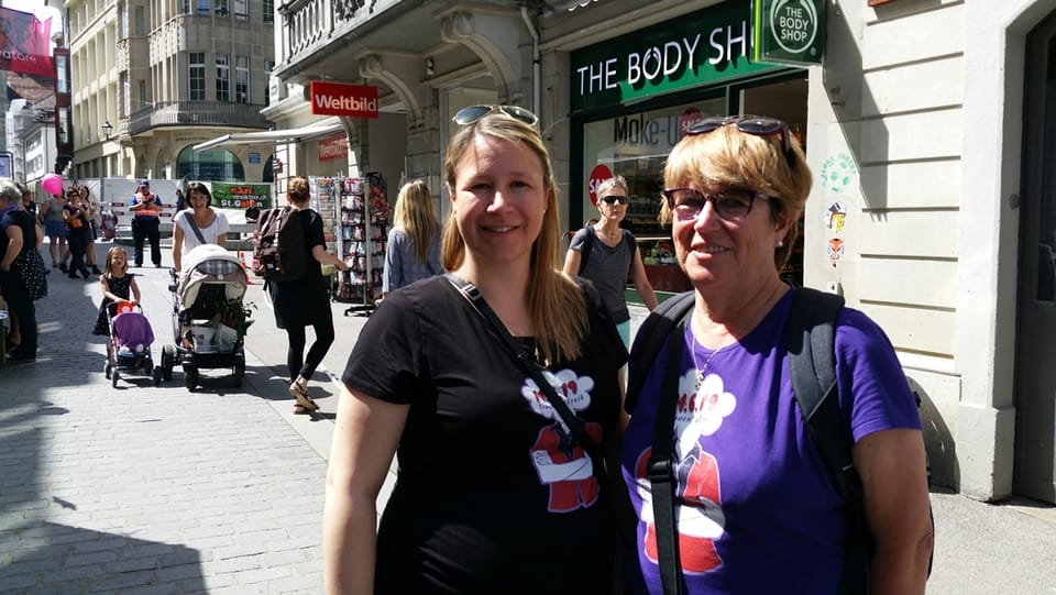 Mutter und Tochter nehmen am Frauenstreik in St. Gallen teil