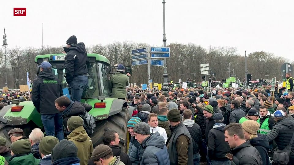 Deutsche Bauern protestieren gegen die von der Regierung geplanten Subventionskürzungen