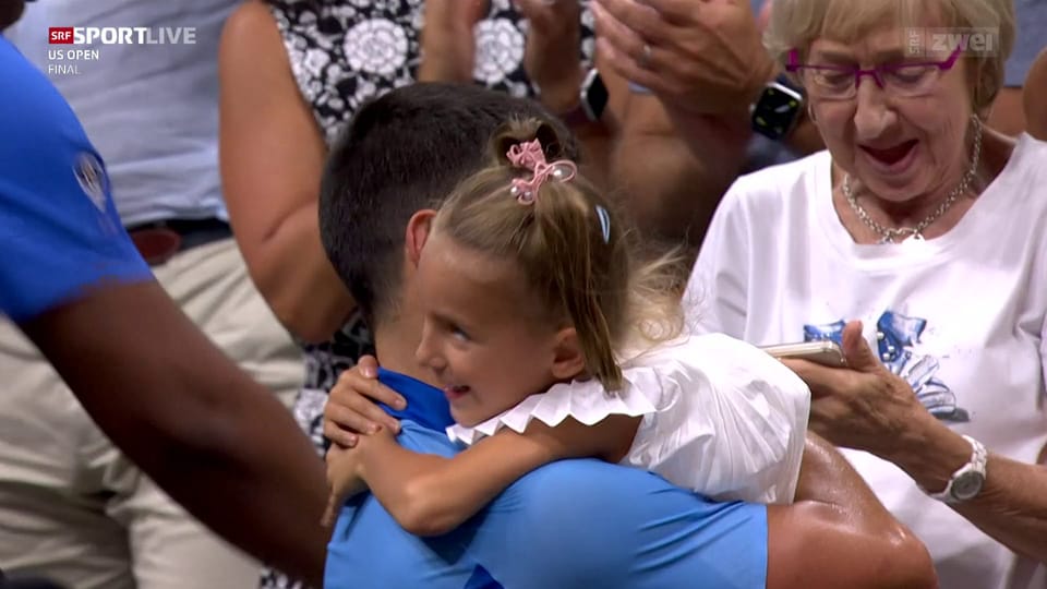 Nach dem verwerteten Matchball herzt Djokovic Tochter Tara