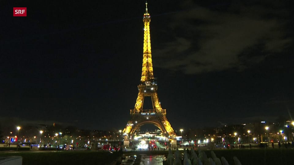 Der Eiffelturm in Paris mit Protest-Slogans