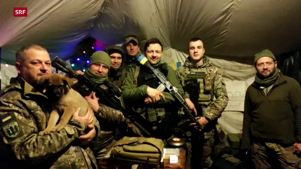 Soldaten an der Front wünschen ihren Liebsten schöne Weihnachten.