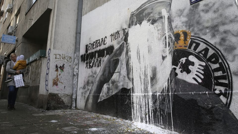 Aktivisten beschmieren das Graffiti – Nationalisten erstellen es wieder neu