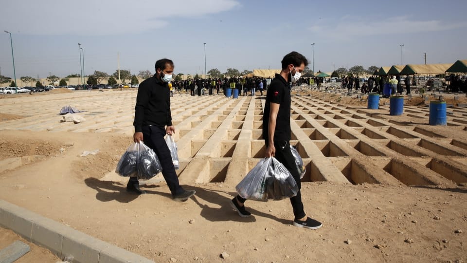 Corona-Pandemie in Iran: Schlangestehen vor dem Friedhof